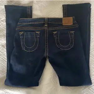 Säljer dessa fina oanvända True Religon jeans  på grund av de kommer aldrig till användning. Midjemått: 78 och  är osäker på innbenslängden men skulle nog säga 75-77.Ni kan gärna ställa flera frågor, kan också diskutera pris💖