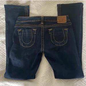 Super Snygga True Religon Jeans💖⚡️ - Säljer dessa fina oanvända True Religon jeans  på grund av de kommer aldrig till användning. Midjemått: 78 och  är osäker på innbenslängden men skulle nog säga 75-77.Ni kan gärna ställa flera frågor, kan också diskutera pris💖