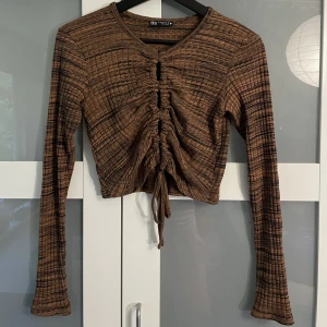 Brun topp - Brun långärmad topp från Zara, i utmärkt skick! 