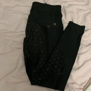 Maya Delorez ridbyxor - Svarta i stl XXS, köpta för 1200kr