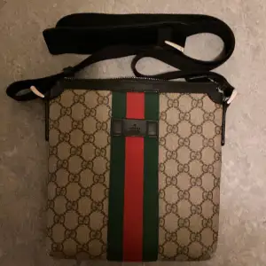 Gucci väska köpt från Gucci butiken samt den är slut såld överralt 