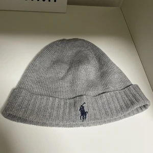 Raffe mössa - Fin raffe mössa, har en sminkfläck på insidan men annars är den helt i nyskick. Om du är intresserad är det bara att höra av dig!