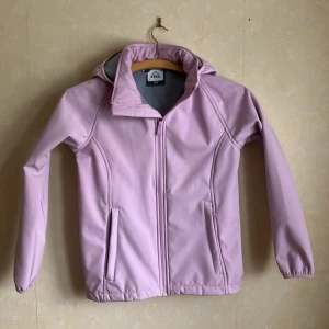 Vind fleece med huva McKinley 152 - Fint skick,som ny,inga märken/fläckor,längd 65cm,bredd 45cm.