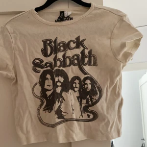 Black Sabbath crop top - Jättefin beige crop top tröja från H&M. Haft på mig den några gånger men inte lika ofta nu. Är fortfarande i jättebra form 