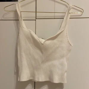 Topp  - Vit hjärtformad topp