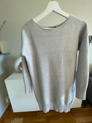 Lång tröja i storlek S - •Knappt använd tröja som är i mycket bra skick •Storlek: S. Normal i storleken •81 cm lång •Hel och ren. Passar utmärkt till hösten 🚫Djurfritt och rökfritt hem  📍Kan mötes upp i Mölnlycke  📬Kan skickas mot fraktkostnad