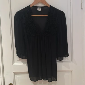 Ulf Andersson blus i svart  - 100 % siden 