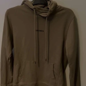 Les Deux  - Snygg brun/beige hoddie från Les Deux, använd fåtal gånger. Bra skick, priser kan diskuteras. Storlek M men funkar även för de som har S