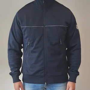 Moncler - Moncler tröja, mörkblå, använder inte mycket längre vilket är varför jag säljer. Skick 9.5/10