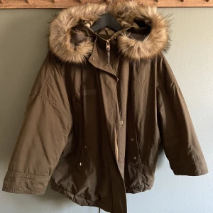 Jacka från Bershka - Fodrad jacka från Bershka, mörkt olivgrön i färgen, modell med korta armar. Använd endast ett fåtal gånger. 