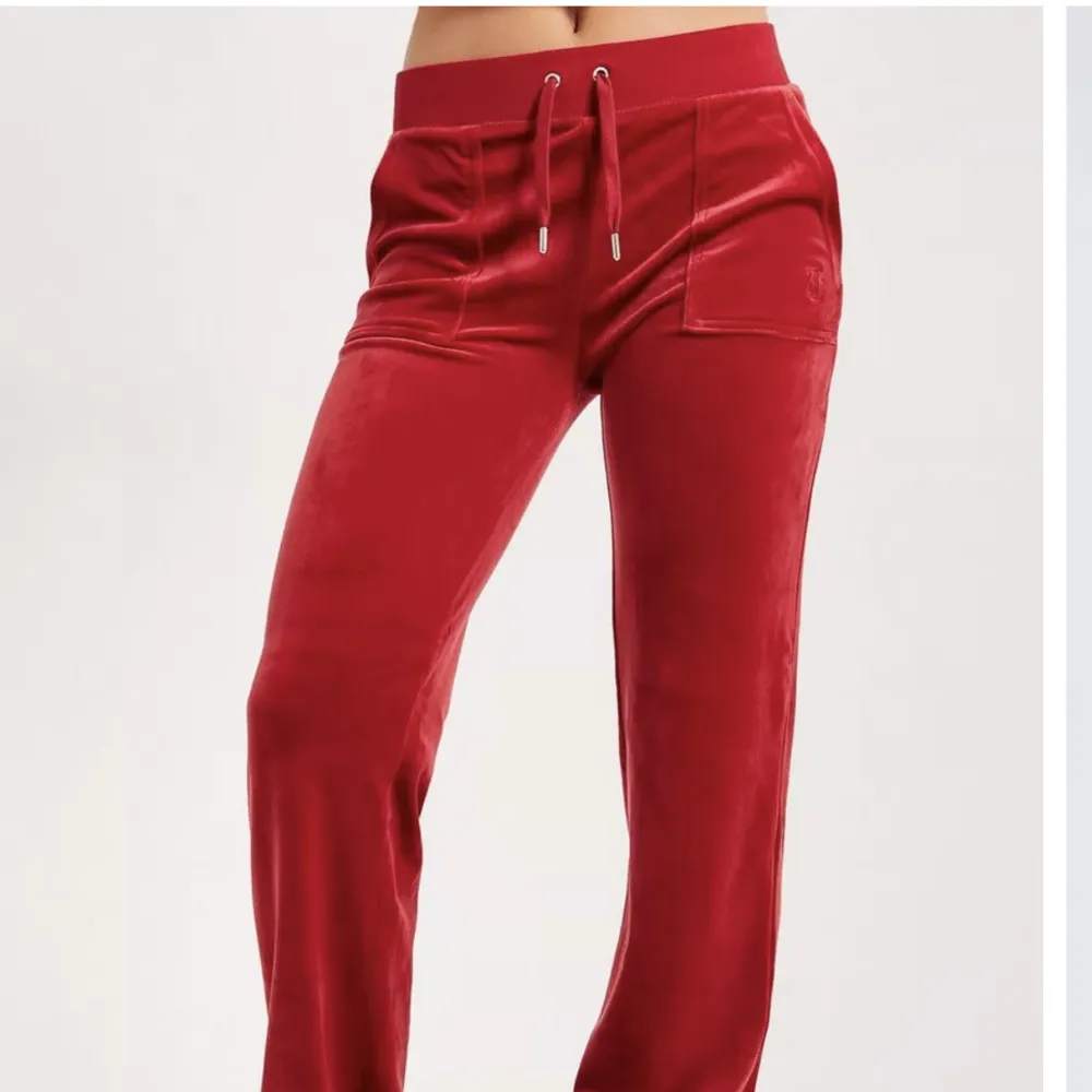 Nästan helt oanvända juicy byxor, endast använt få antal gånger🫶🏻 skriv för bättre bilder❤️. Jeans & Byxor.