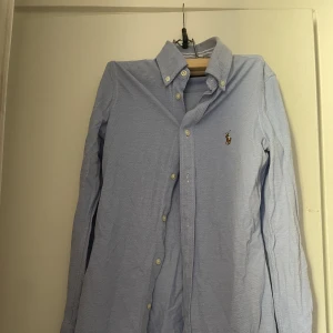 Ralph lauren - Knit Oxford  - Mjuk Ralph lauren tröja/skjorta!❤️Den är 100% bomull och i mjukt material. Använd men i jättefint skick💖