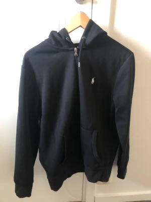 Polo Ralph lauren  - Hoodie  Strl: S  Skick : 9/10 Pris: 600 Nypris : 1700  Pris ej hugget i sten Använder inte då den är för liten för mig  