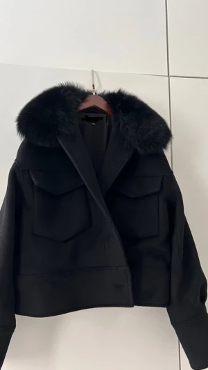 Meotine jacka NY - Meotine liknande jacka ny, endast testad. Svart. Passar storlek S. Passar XS-M