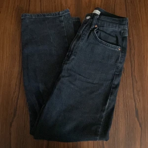 gina jeans - Säljer dessa högmidjade jeans från gina tricot. De är högmidjade och lite baggy. Bra skick och säljer då de har blivit för små. Säljer även ett par likadana i ljusblå.