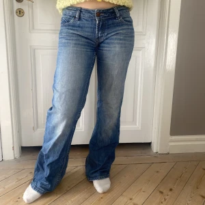 Lågmidjade jeans - De perfekta lågmidjade jeansen i otroligt snygg passform och tvätt. Perfekt skick. Skriv vid funderingar💞 Kolla gärna in mina andra annonser👼