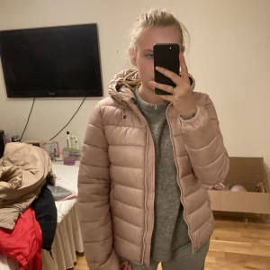 Vinterjacka champion - En jätte söt rosa vinterjacka från champion🩷🩷strl 13/14 yo/xl, skulle säga att den sitter som en xs dock och passar mig som är en S 🫶🏼