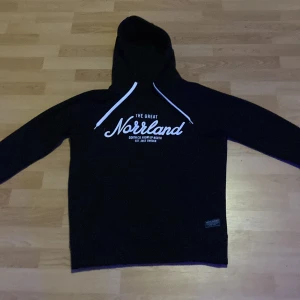 Norrland Hoodie | Svart | XS - Fick tröjan i vintras som present, tyckte ej om den. Har bara testat den på mig, den är storlek XS och nästan helt oanvänd kan man säga. Nypris 900kr