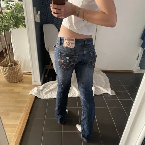 True religon jeans - Skit snygga true religon jeans i straight fit, midjemått 38 cm rakt över, skriv vid frågor eller fler bilder!💓
