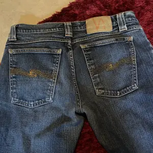 Blåa low waist jeans från nudie  perfekt längd på mig som är 165🔥🔥 orginalpris 1500
