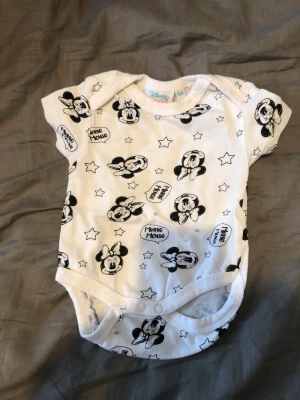 Disney  - Fin kort ärmad Disney body