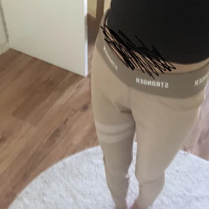 Strongertights - Säljer strongertights i storlek M i beige. Nypris är 700
