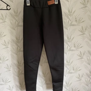 Varma byxor  - Ett par svarta fodrade leggings. Inte så töjbara och vi bestämde dem i storlek medium men de är som storlek S eller XS. Vet inte vart vi köpte dem.