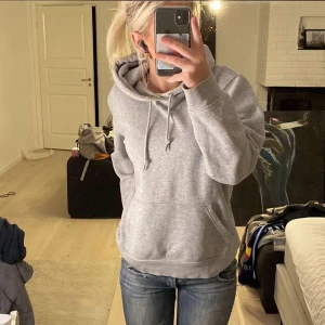 Hoodie  - Superfin mi amour hoodie, säljer pga kommer inte till användning. Köpte i våras för ca 1500 på rea men oroiginalt ligger priset på ca 2000 