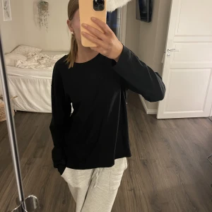 Tunn sweatshirt  - En jättefin tunn sweatshirt från zara!  Den är i stl S men den är oversized så den skulle kunna passa en M och möjligtvis en L också! Nästan aldrig använd och i jättebra skick! 💗