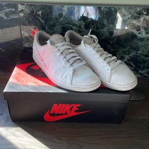 Air Jordan  - Air Jordan 1 centre court  Säljer dom för jag använder dom för lite och behöver pengarna  Skick 8/10 är lite creased  Priset kan diskuteras 