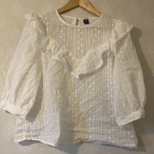 Vit blus - Hej säljer denna superfina vita blusen då den ej passar mig😭 den är i storlek M men sitter som en S!!!! Den är helt oanvänd endast testad!!! Alltså inga tecken på användning❤️