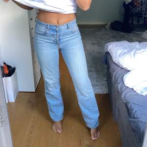 Perfekta basic jeans från asos. Säljer då de sitter lite för tajt på mig. Storlek 28/30, jag är 165 cm lång. Inseam(längd från skrevet till slutet av byxan) är 72 cm. 💙 De är i bra skick 