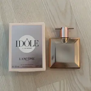 En Lancome parfym som är helt ny har bara lukta på den!❤️ nypris är 750 säljer för 600!❤️