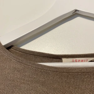 Finstickad klänning - Finstickad klänning. Figurnära i mjukt material. Sandfärgad