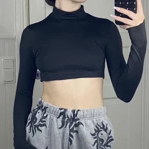 Svart topp - Svart kort topp från Solado i storlek xs. Säljer för 100 kr plus frakt 💖