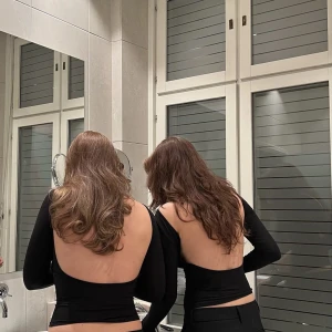 Tröja med öppen rygg  - Jättesnygg tröja med öppen rygg från Alobha label! Säljer då den inte kommer till användning 💓