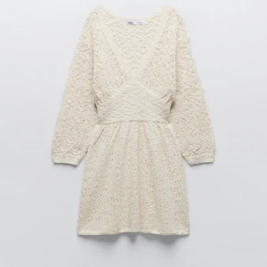 Stickad klänning - Säljer denna oanvända zara klänning på grund av att jag inte får användning av den. Helt ny och i perfekt skick.