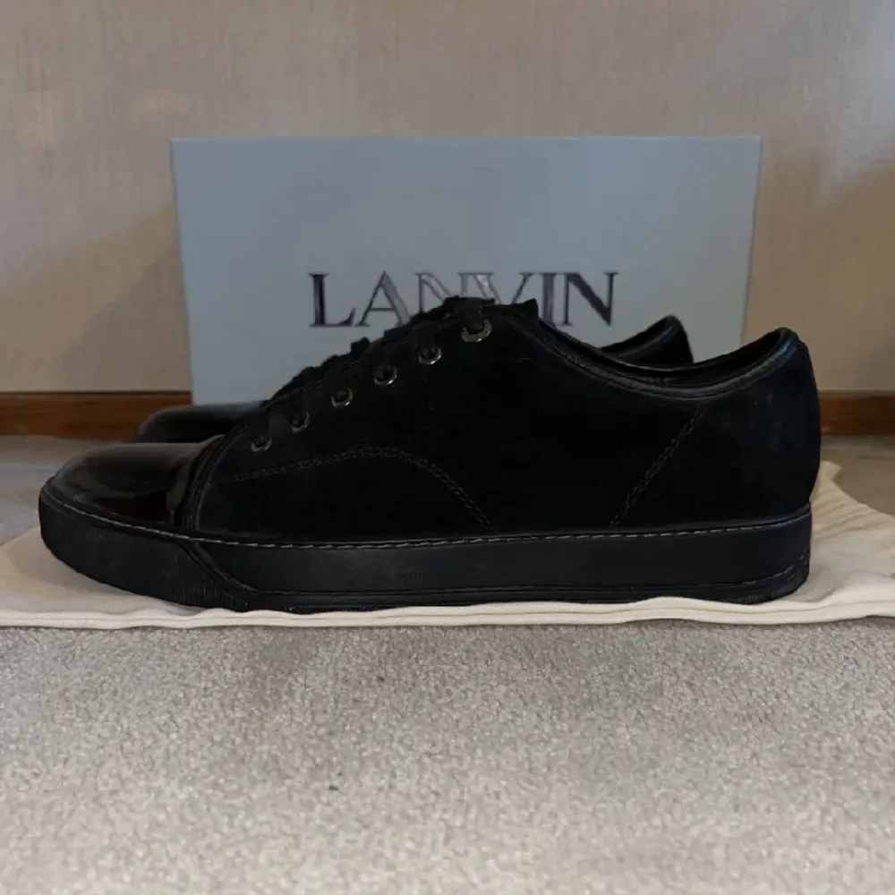 Lanvins cap toe skor helt svarta. 9/10 condition jätte fräscha. Box och dustbag fås med plus smell well sula!. Skor.