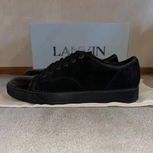Lanvins cap toe skor helt svarta. 9/10 condition jätte fräscha. Box och dustbag fås med plus smell well sula!