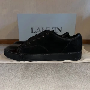 Lanvins cap toe - Lanvins cap toe skor helt svarta. 9/10 condition jätte fräscha. Box och dustbag fås med plus smell well sula!