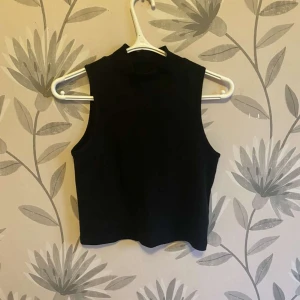 Svart linne - Jätta gulligt linne med hög krage, stl M men borde passa för dem som vanligtvis har stl S. Kostade 250kr i butik💝