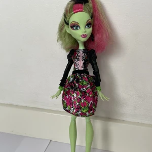 Monster high venus  - Fint skick och har bra rörlighet, den har inga fläckar och ser väldigt fin ut. Därav att den är så fin och inte har smuts eller fläckar så blev det de priset som blev:)