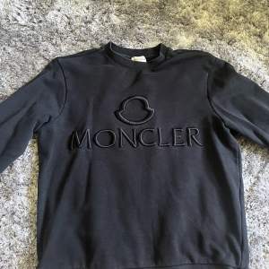 En moncler sweater i fint skick