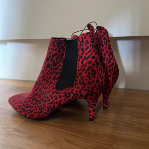 Röda leopard klackskor  - Röda leopard klackar som är helt oanvända
