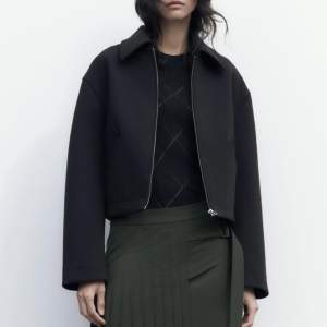 Säljer en helt ny slutsåld jacka från Zara i storlek XS pågrund av dubbletter alltså är denna helt oanvänd och prislappen sitter på!🤍🖤800kr+frakt🤍(skriv för fler bilder)