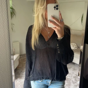Svart blus - Svart lite genomskinlig och glittrig blus från zara❤️ går att både ha den uppknäppt eller knyta