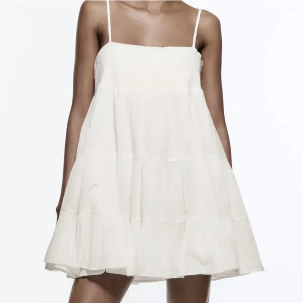Säljer denna populära zara klänningen som är slutsåld! Mycket bra skick💘💘. Klänningar.