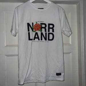 Hej nu säljer jag min Norrlands T-shirt eftersom den aldrig används. Tröjan är i stl xs men passar även s. Tröjan är i bra skick, knappt använd.