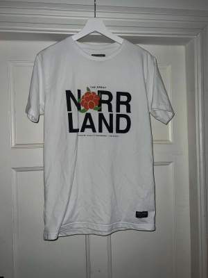 Hej nu säljer jag min Norrlands T-shirt eftersom den aldrig används. Tröjan är i stl xs men passar även s. Tröjan är i bra skick, knappt använd.