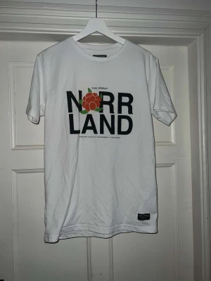 Norrlandströja - Hej nu säljer jag min Norrlands T-shirt eftersom den aldrig används. Tröjan är i stl xs men passar även s. Tröjan är i bra skick, knappt använd.